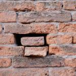 Ścieżki z duszą: 15 inspiracji na alejki z ręcznie formowanej cegły w Twoim ogrodzie