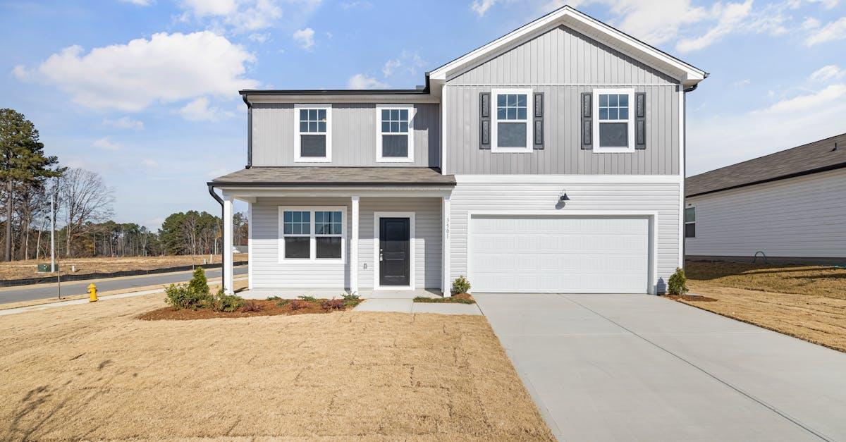 Koniec z lodowatą podłogą nad garażem: sprawdzone metody ocieplenia stropu