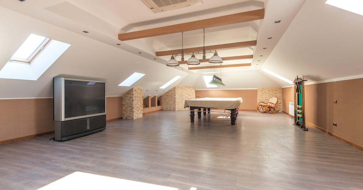 Poddasze, które trzyma ciepło: 7 sprytnych sposobów na wykorzystanie folii perforowanej w izolacji