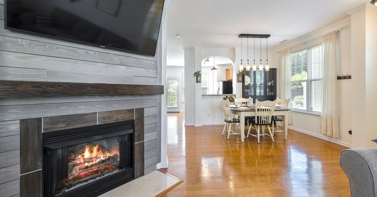 Salon z klasą i TV na ścianie: 12 sprytnych patentów na układ, oświetlenie i ukryte kable