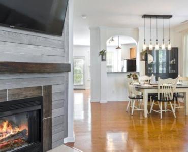 Salon z klasą i TV na ścianie: 12 sprytnych patentów na układ, oświetlenie i ukryte kable