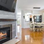 Salon z klasą i TV na ścianie: 12 sprytnych patentów na układ, oświetlenie i ukryte kable