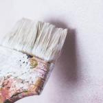 Jasne ściany, idealna podłoga: przewodnik po kolorach, które robią efekt wow