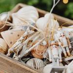 Sosna na ścianie: 15 inspiracji na naturalne dekoracje, które ocieplą Twoje wnętrze