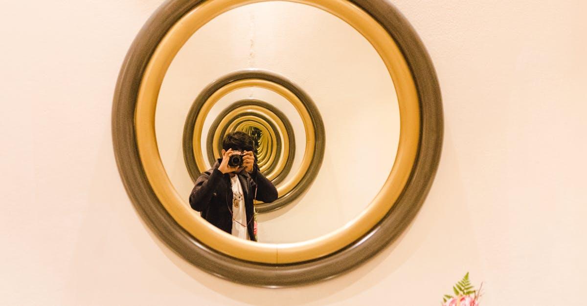 Okrągłe lustro nad komodą: 9 stylowych pomysłów na efekt WOW