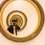 Okrągłe lustro nad komodą: 9 stylowych pomysłów na efekt WOW