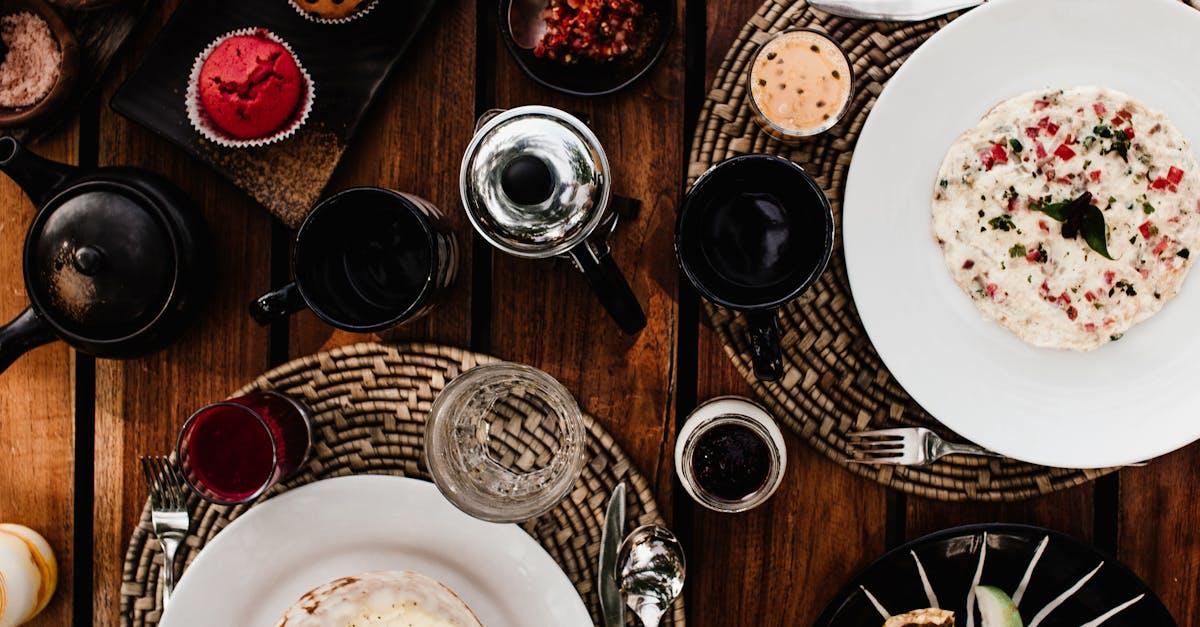 Korek, który robi wrażenie: 15 inspiracji na stylowe podkładki pod talerze DIY