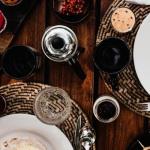 Korek, który robi wrażenie: 15 inspiracji na stylowe podkładki pod talerze DIY