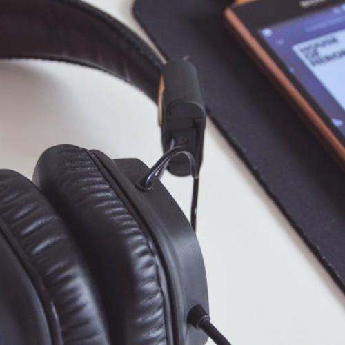 Domowe królestwo dźwięków: sprytne patenty na idealnie uporządkowaną bibliotekę audiobooków